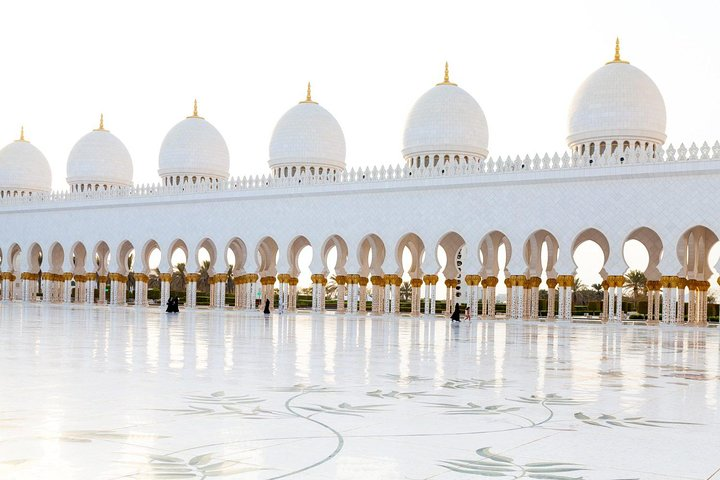 Experience the stunning architecture of the Sheikh Zayed Mosque where serene reflections meet extraordinary design revealing the unique charm of Abu Dhabi’s cultural scene alongside its rich heritage.